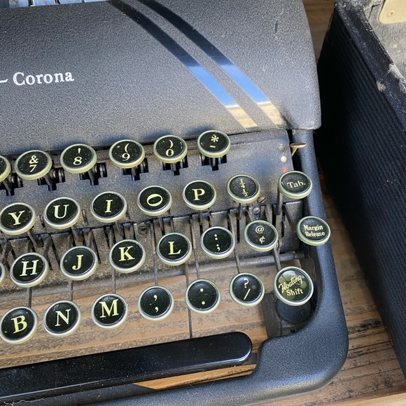 Smith-Corona Sterling Black Typewriter in Original Hard Case - Picture 5 of 8